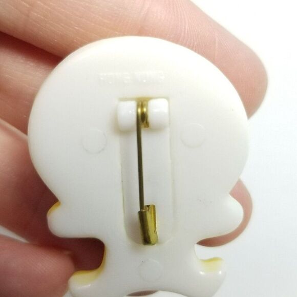 Vintage Cute Yellow Lion Brooch, Plastic Retro Lapel Pin, Made in Hong Kong - Picture 4 of 7